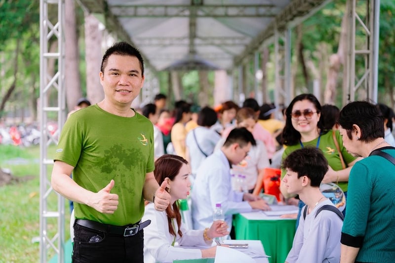 Các Bác Sĩ đang tư vấn dinh dưỡng miễn phí cho mọi người