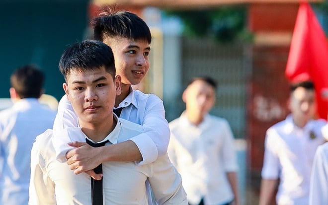 Đôi bạn đồng hành khiến nhiều người khâm phục về tình bạn đẹp cùng thành tích học tập đáng nể.