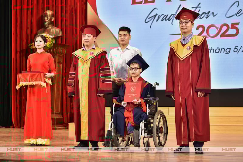 Khoảnh khắc 'đôi bạn 10 năm' ttrong lễ tốt nghiệp năm 2025 của ĐH Bách khoa Hà Nội - Ảnh: HUST