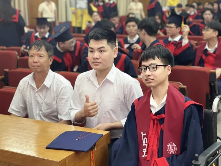 Nguyễn Tất Minh cùng bố và bạn thân Ngô Minh Hiếu tại lễ tốt nghiệp - Ảnh: HUST