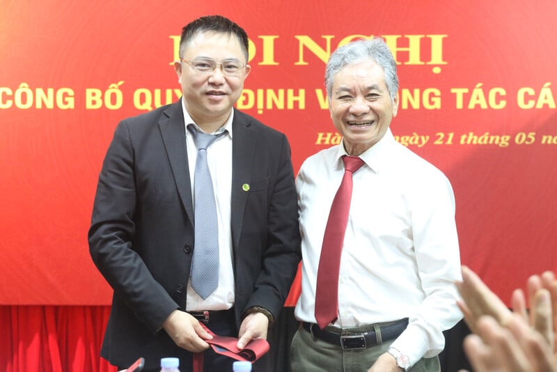 PGS.TS Trương Mạnh Tiến- Bí thư Chi bộ- Nguyên tổng Biên tập vui mừng, chúc mừng Tân Tổng biên tập Nguyễn Tường Quân.