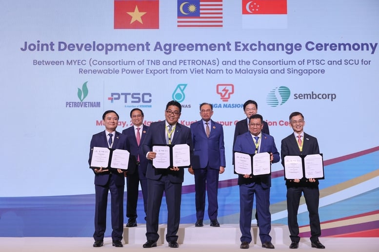 Thủ tướng Phạm Minh Chính cùng Thủ tướng Malaysia Anwar Ibrahim và Thủ tướng Singapore Lawrence Wong chứng kiến lễ trao thoả thuận hợp tác phát triển giữa các tập đoàn năng lượng hàng đầu của 3 nước về xuất khẩu điện tái tạo từ Việt Nam sang Malaysia và Singapore - Ảnh: VGP/Nhật Bắc