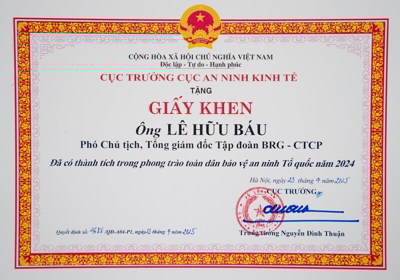Giấy khen ông Lê Hữu Báu, Phó Chủ tịch, Tổng Giám đốc Tập đoàn BRG, từ Cục An ninh Kinh tế - Bộ Công An.