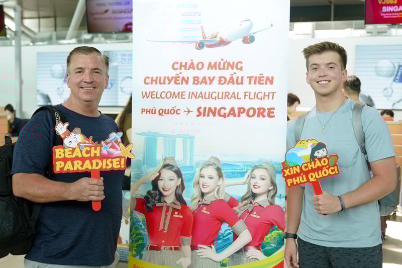 Những hành khách trên chuyến bay khai trương hào hứng trước giờ cất cánh