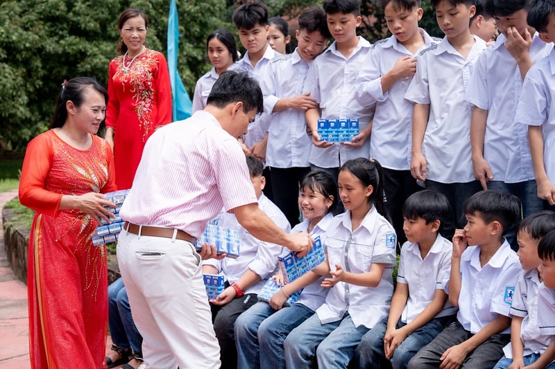 Đoàn công tác tới thăm hỏi và trao quà cho các “mẹ” và hơn 100 trẻ em mồ côi, có hoàn cảnh đặc biệt khó khăn tại Làng Trẻ em SOS Việt Trì.