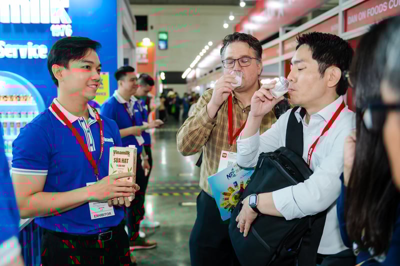 Nhiều khách hàng tìm hiểu về các sản phẩm đổi mới của Vinamilk với bước đột phá về dinh dưỡng, công nghệ và hương vị
