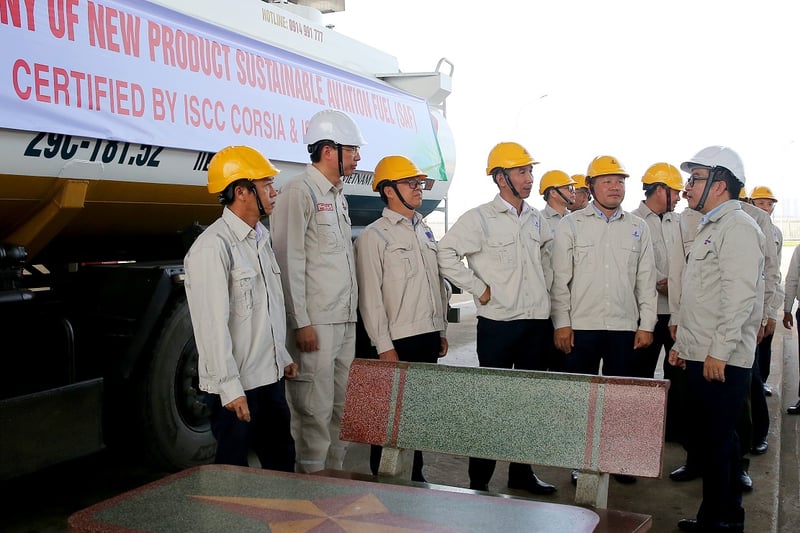 Lãnh đạo BSR và các đơn vị liên quan tham quan khu vực xuất bán sản phẩm tại Nhà máy Lọc dầu Dung Quất.