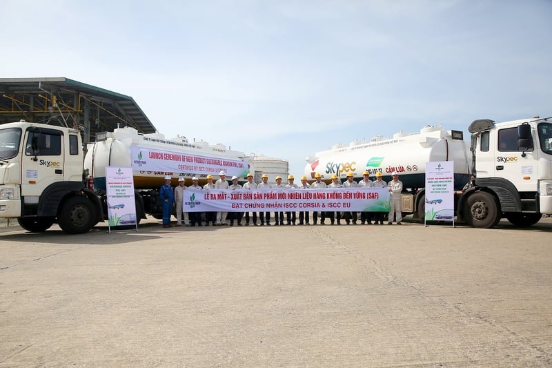 Lãnh đạo BSR và các đơn vị chụp ảnh lưu niệm khu vực xuất bán sản phẩm tại Nhà máy Lọc dầu Dung Quất.