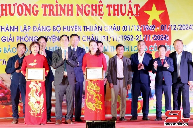 Lãnh đạo Sở Khoa học và Công nghệ trao quyền sử dụng nhãn hiệu chứng nhận 'Thanh long Sơn La' cho các HTX.Ảnh PV