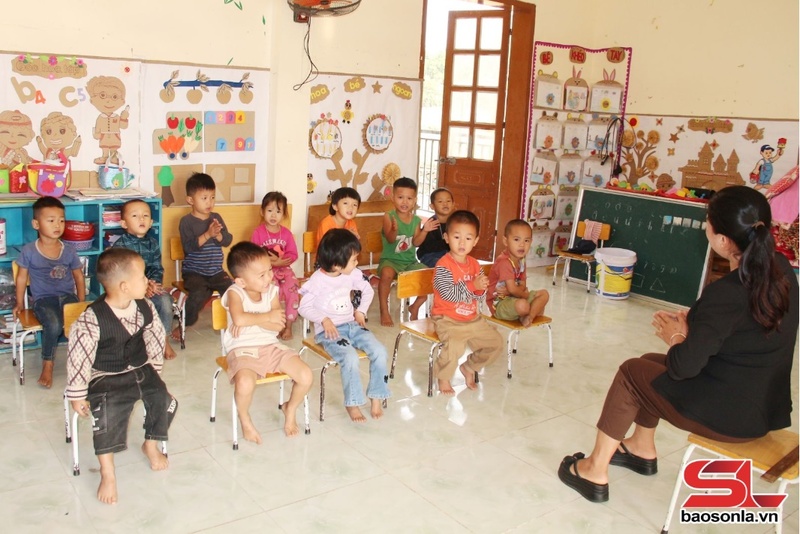 Giờ học của điểm trường mầm non bản Phát, xã Cà Nàng, huyện Quỳnh Nhai.