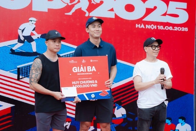 Ban tổ chức trao thưởng cho các vận động viên chiến thắng nội dung đơn nam.