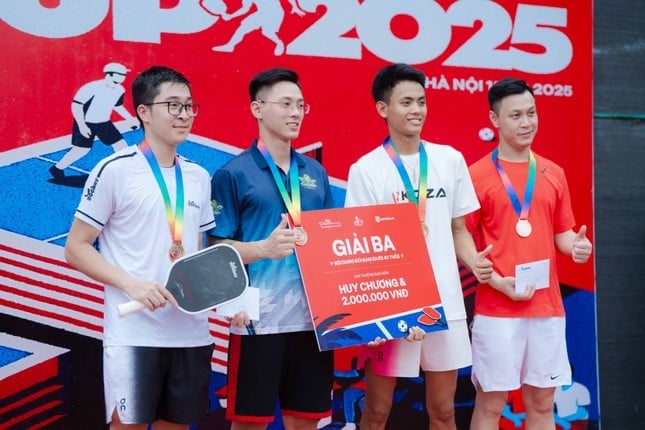 Ban tổ chức trao thưởng cho các vận động viên chiến thắng nội dung đôi nam dưới 40 tuổi.