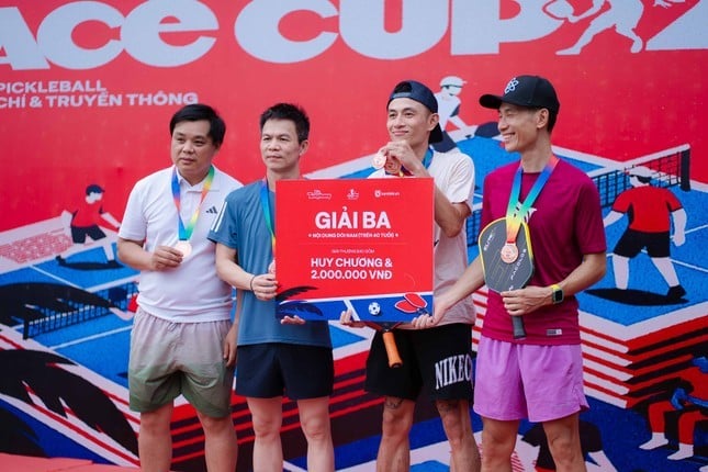 Ban tổ chức trao thưởng cho các vận động viên chiến thắng nội dung đôi nam trên 40 tuổi.
