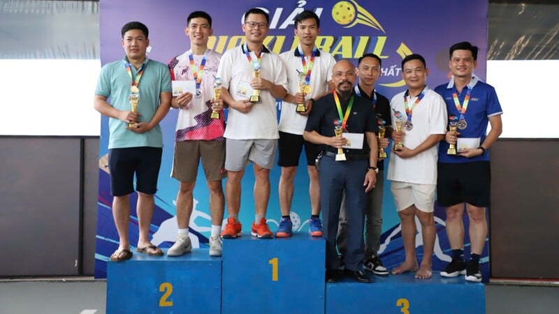 Cặp CĐV nam nhận giải