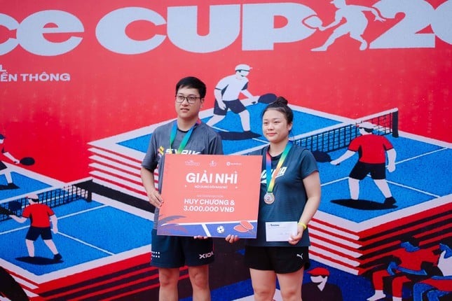 Ban tổ chức trao thưởng cho các vận động viên chiến thắng nội dung đôi nam nữ.