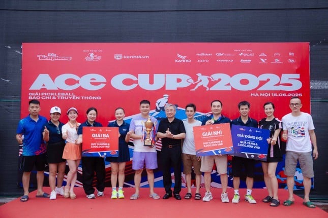 Ban tổ chức giải thi đấu Pickleball Báo chí và Truyền thông - ACE Cup 2025 trao giải cho các vận động viên xuất sắc.