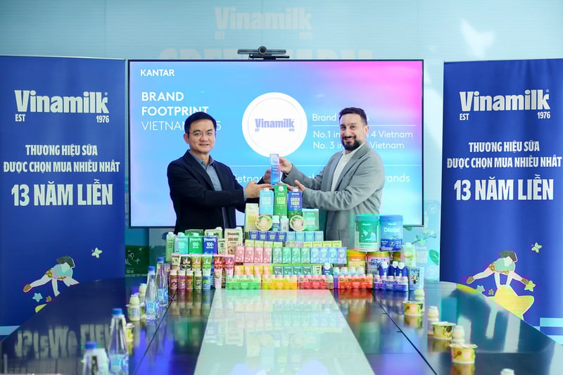 Ông Nguyễn Quang Trí (bên trái) đại diện Vinamilk đón nhận danh hiệu Thương hiệu sữa được chọn mua nhiều nhất năm thứ 13 liên tiếp (Ảnh: Nguyên Phương)
