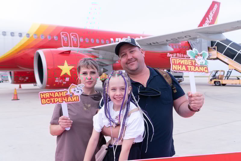 Đại diện Vietjet chào đón hành khách đầu tiên trên các chuyến bay từ Nga đến Việt Nam