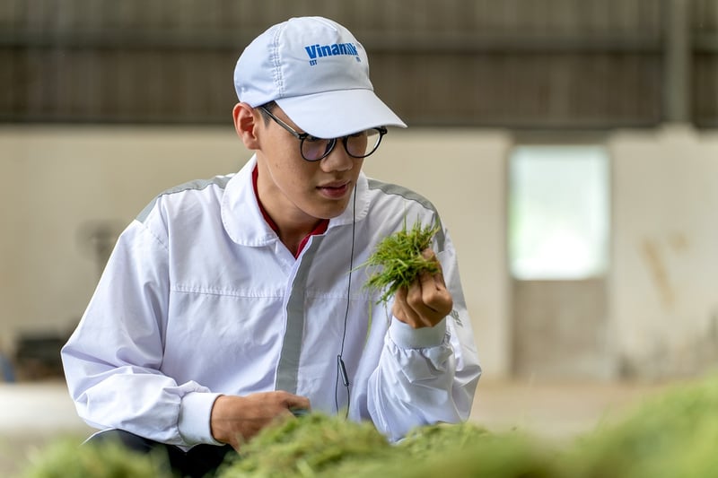 Nguyễn Mạnh Hùng - Sinh viên Đại học Ngoại thương - ấn tượng với các thực hành phát triển bền vững tại trang trại (Ảnh: Thế Anh)