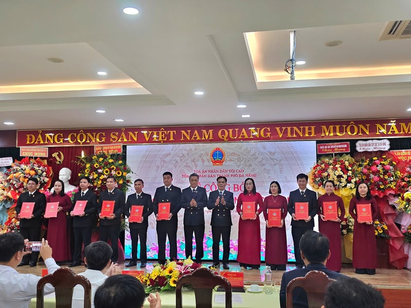 Các đồng chí nhận Quyết định Phó Chánh án TAND các khu vực.