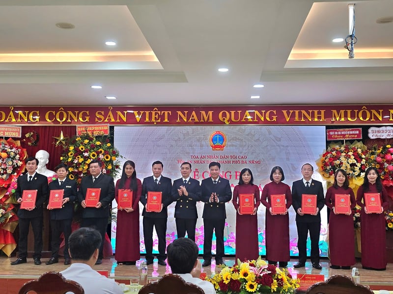 Các đồng chí nhận Quyết định Phó Chánh án TAND các khu vực.