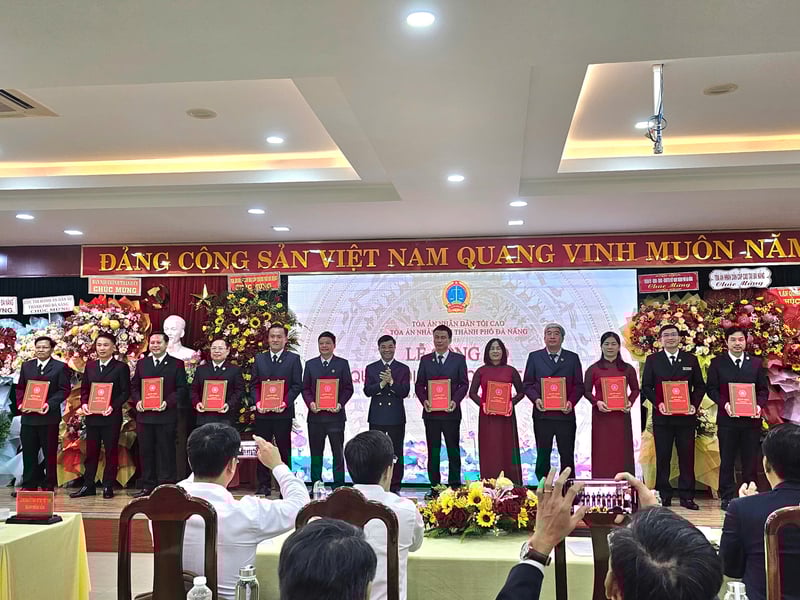 Đồng chí Nguyễn Chí Công, Chánh án TAND TP. Đà Nẵng trao quyết định bổ nhiệm Chánh án của 12 khu vực.