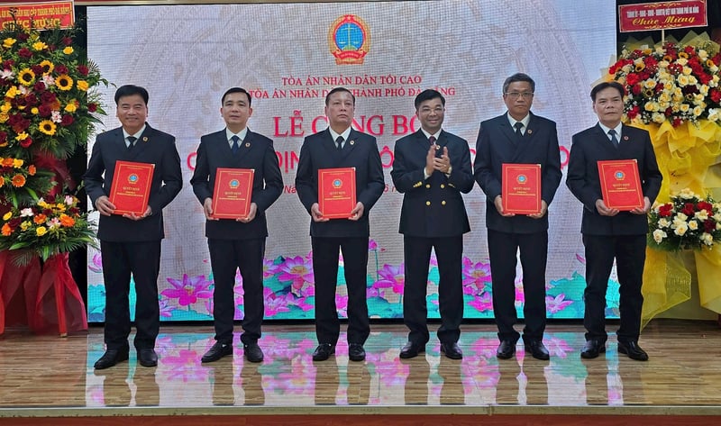 Trao quyết định bổ nhiệm Phó Chánh án TAND Thành phố, Chánh án, Phó Chánh án TAND khu vực Đà Nẵng