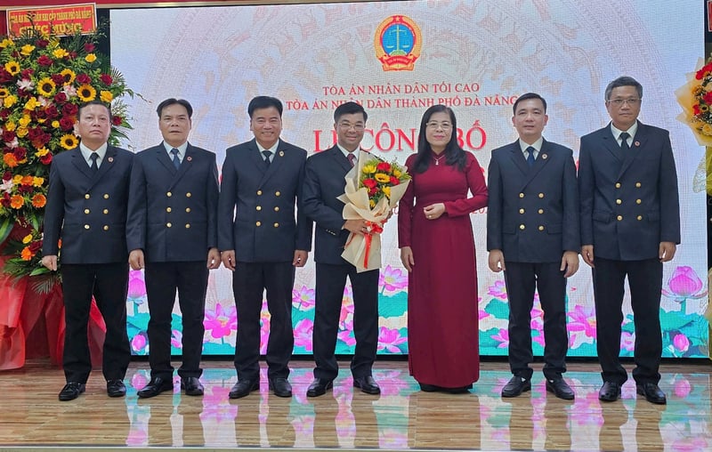 Lãnh đạo TAND TP. Đà Nẵng tặng hoa chúc mừng đồng chí Chánh án TAND TP. Đà Nẵng Nguyễn Chí Công