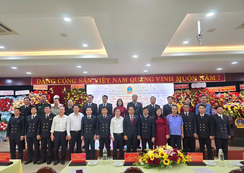 Lãnh đạo, đại biểu chụp hình lưu niệm tại lễ trao quyết định.