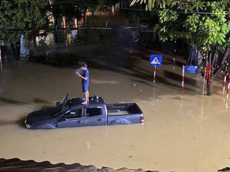 Những ngày qua tỉnh Thái Nguyên ghi nhận tại nhiều khu vực có mưa lớn. Trong ảnh: 1 ô tô bán tải bị mắc kẹt trong khu vực ngập nước.