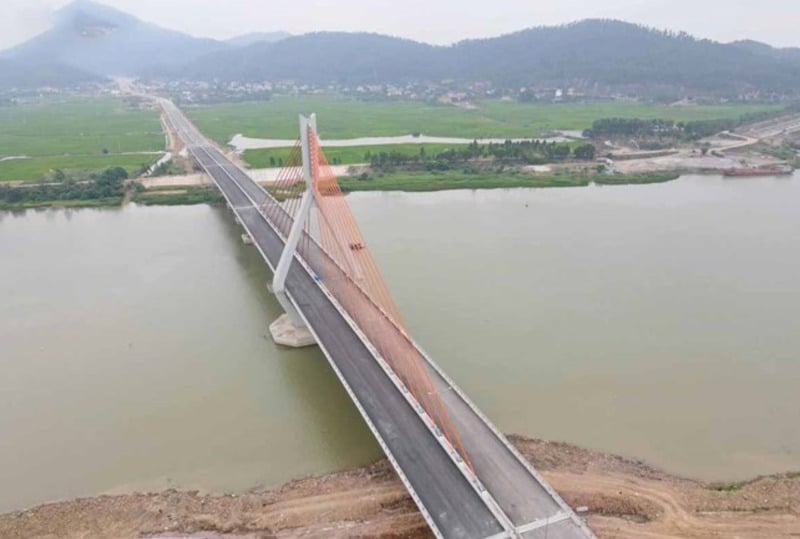 Cầu Đồng Việt được xây dựng vượt sông Thương nhằm kết nối tỉnh Bắc Ninh và TP Hải Phòng. Ảnh: Báo Lao động