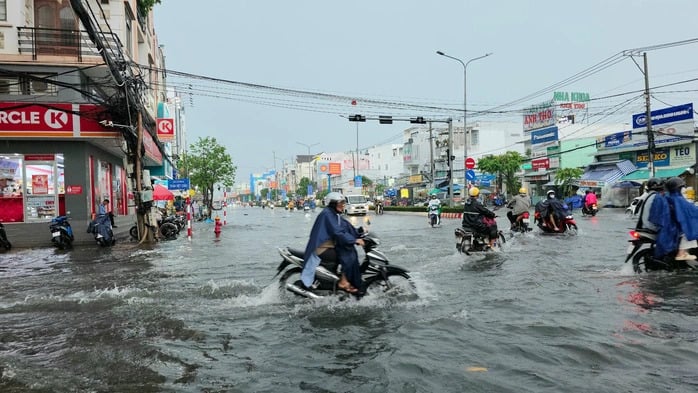 Nhiều tuyến đường ở trung tâm Cần Thơ ngập do mưa lớn.