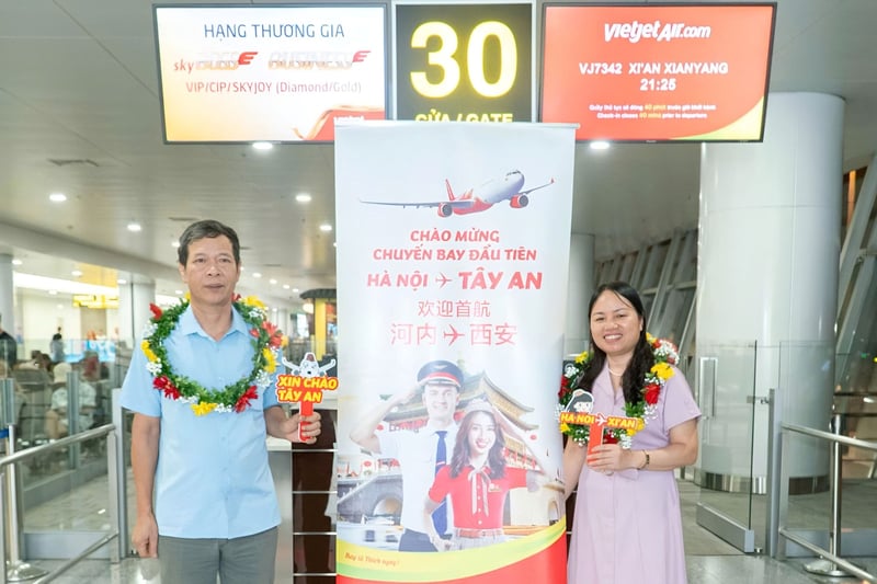 Các hành khách đầu tiên trên chuyến bay khai trương giữa Hà Nội và Tây An