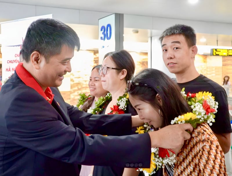 Lãnh đạo Vietjet chào mừng hành khách trên đường bay mới Hà Nội - Tây An