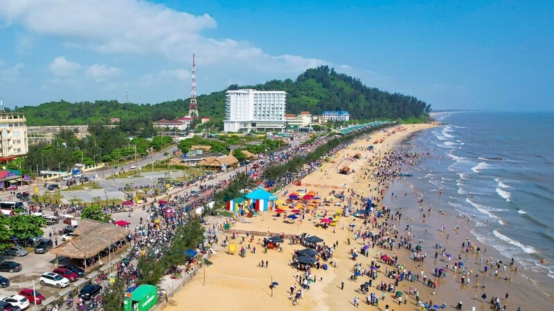 Một phần của bãi biển Thiên Cầm (Hà Tĩnh)