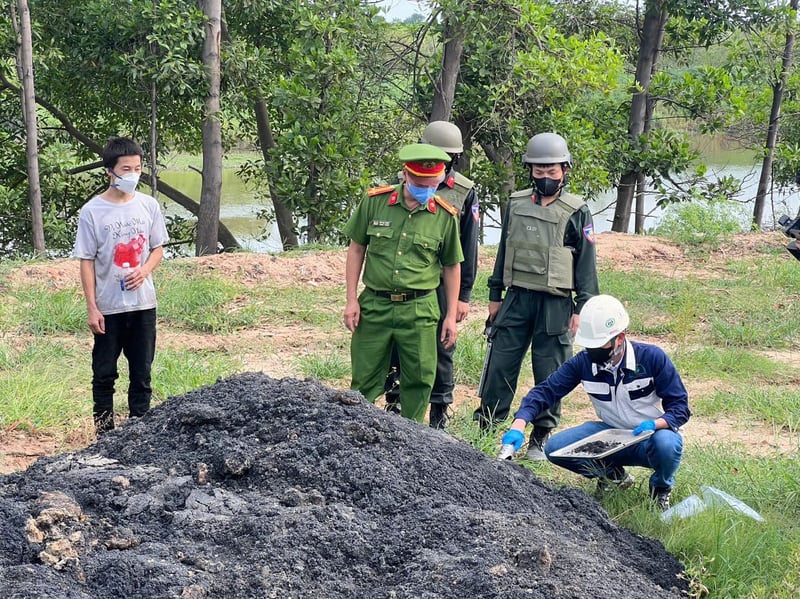Cơ quan chức năng lấy mẫu chất thải để kiểm nghiệm trong vụ việc chôn lấp trái phép hơn 1600 tấn chất thải công nghiệp tại Sóc Sơn (Hà Nội). Ảnh: CATP