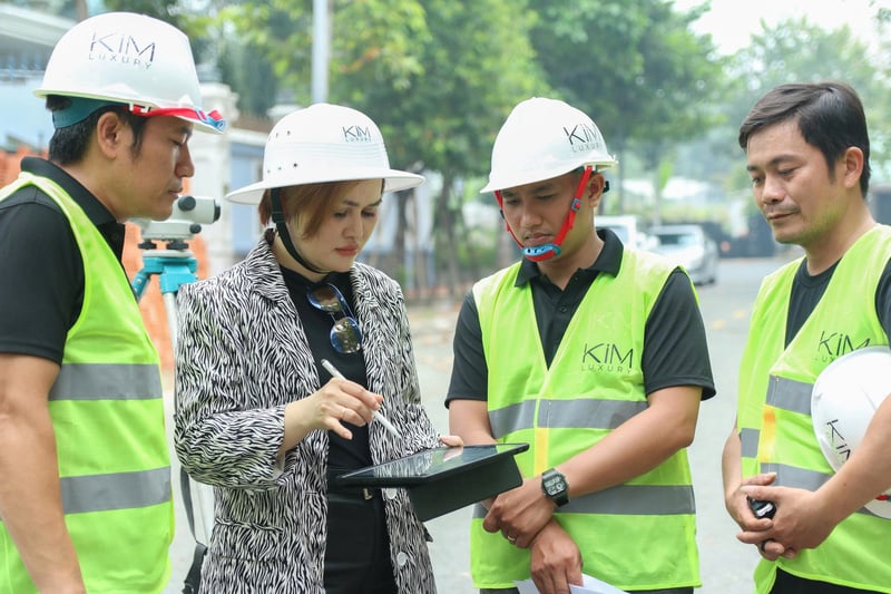 Hoa hậu Nguyễn Thị Kim Ngọc (Vicky Kim) trên công trường xây dựng