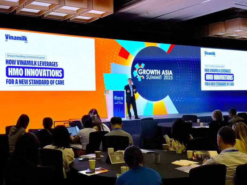 Đại diện Vinamilk, ông Nguyễn Quang Trí – Giám đốc điều hành Marketing – chia sẻ về đột phát 6 HMO trong sản phẩm sữa bột trẻ em Vinamilk Optimum tại diễn đàn lớn nhất châu Á về cơ hội phát triển trong ngành thực phẩm, đồ uống và dinh dưỡng