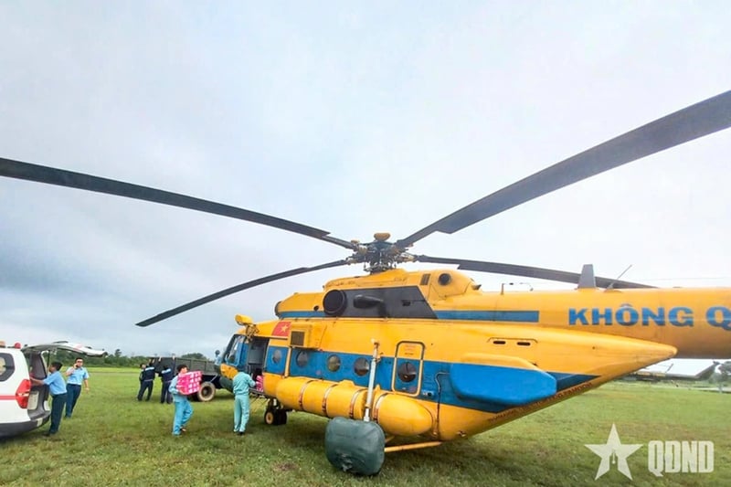 Máy bay Mi-171 số hiệu 03 do Thiếu tá Vương Đình Long, Phi đội trưởng Phi đội 1, lái chính vào Nghệ An chống lũ (Ảnh: Quân đội nhân dân).