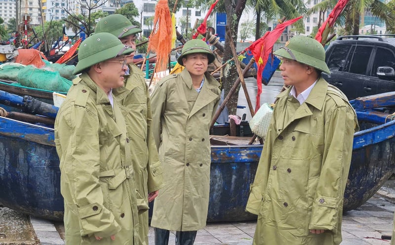 Đồng chí Nguyễn Doãn Anh, Ủy viên Trung ương Đảng, Bí thư Tỉnh ủy Thanh Hóa kiểm tra công tác chuẩn bị ứng phó với cơn bão số 3 tại phường Sầm Sơn.