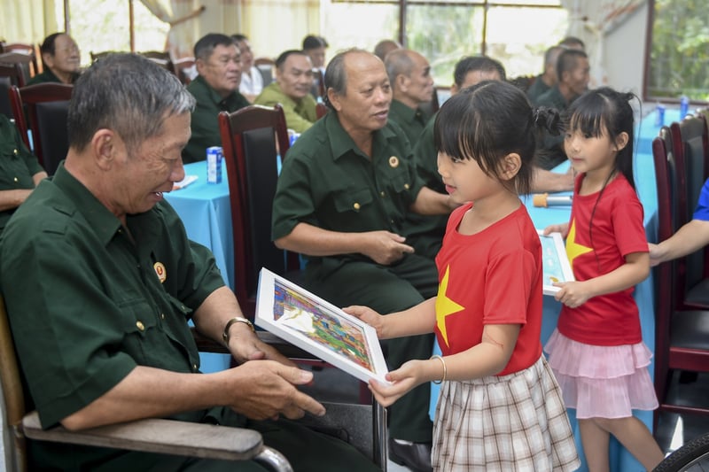 Những bức tranh do con em nhân viên Vinamilk vẽ trở thành cầu nối gắn kết quá khứ với tương lai (Ảnh: Thanh Bình). 