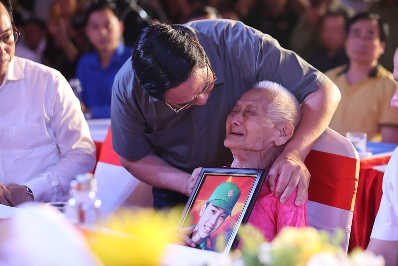 Thủ tướng Phạm Minh Chính trao di ảnh liệt sĩ tới các gia đình liệt sĩ vào tối 26/7, tại lễ thắp nến tri ân các Anh hùng liệt sĩ – sự kiện cấp quốc gia nhân kỷ niệm 78 năm Ngày Thương binh – Liệt sĩ (27/7/1947-27/7/2025) - Ảnh: VGP/Nhật Bắc
