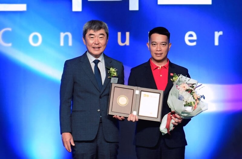 Phó Giám đốc Thương mại ông Đinh Xuân Thuỷ (phải) đại diện Vietjet nhận giải thưởng từ Trưởng Ban Giám khảo ông Yoo Chang-jo