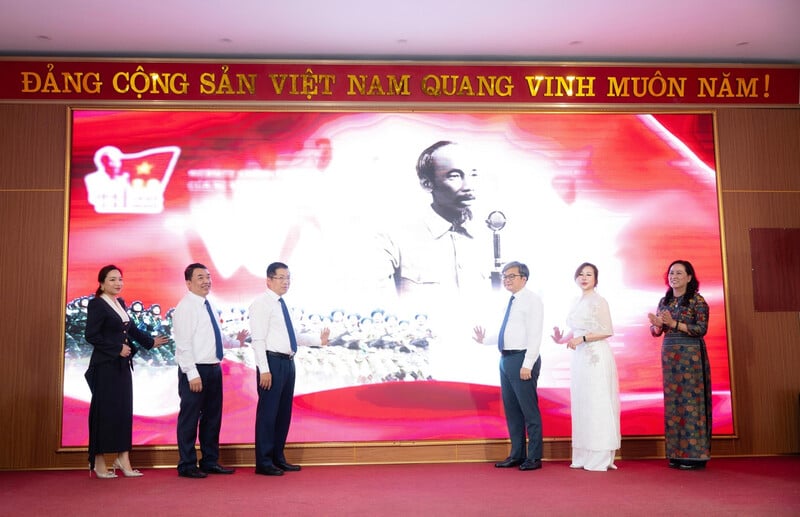 Các đại biểu thực hiện nghi thức khai trương cổng thông tin điện tử 'A80 - Tự hào Việt Nam'. Ảnh: Như Hoàn