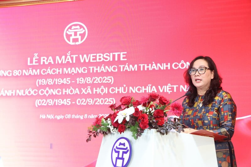 Đồng chí Nguyễn Thị Mai Hương - Phó Giám đốc Sở Văn hóa và Thể thao Hà Nội phát biểu về ý nghĩa và nội dung của 'A80 - Tự hào Việt Nam'. Ảnh: Báo Tuổi trẻ Thủ đô