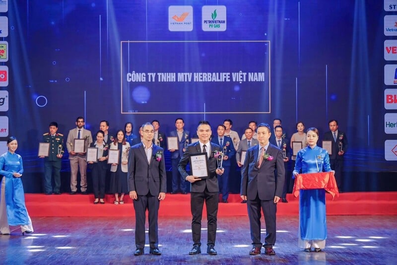Ông Nguyễn Thành Đạt – Giám Đốc Truyền Thông Herbalife Việt Nam, Campuchia & Thái Lan nhận giải thưởng từ BTC.