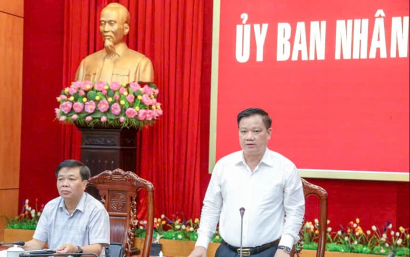 Ông Nguyễn Khắc Thận, Phó Bí thư Tỉnh ủy, Chủ tịch UBND tỉnh phát biểu chỉ đạo tại cuộc họp. Ảnh: Báo Hưng Yên