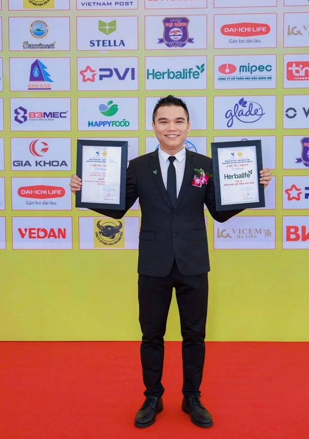 Đại diện Herbalife tại sự kiện vinh danh Nhãn Hiệu Nổi Tiếng Việt Nam & Doanh Nghiệp Tiên Phong Đổ Mới Sáng Tạo Năm 2025.