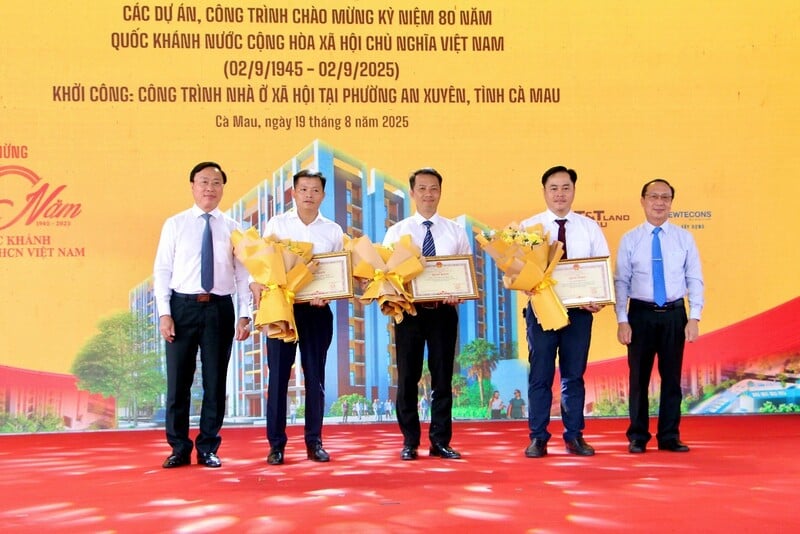  Lãnh đạo tỉnh Cà Mau trao Bằng khen cho các tập thể và cá nhân đã có đóng góp tích cực trong việc triển khai chương trình nhà ở xã hội tại địa phương