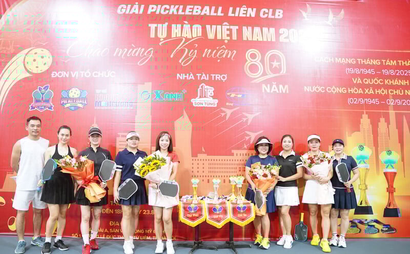 Vận động viên nữ thi đấu ở nội dung đôi nữ